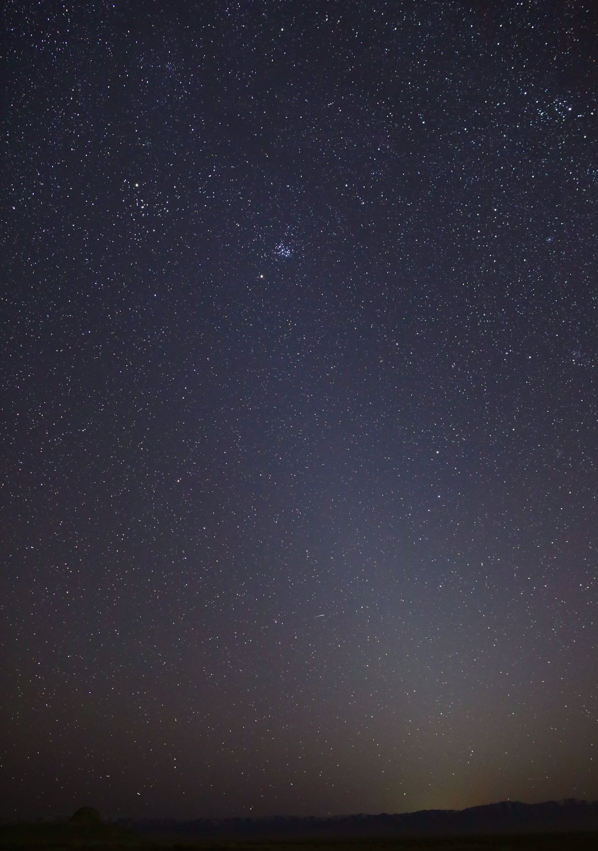 Luz zodiacal vista em Utah, Estados Unidos, no começo de março