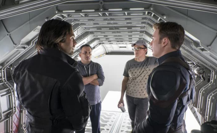 Chris Evans e Sebastian Stan com os diretores Anthony e Joe Russo, nos bastidores de Capitão América: Guerra Civil.