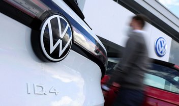 Volkswagen segue passos da Tesla e ações disparam