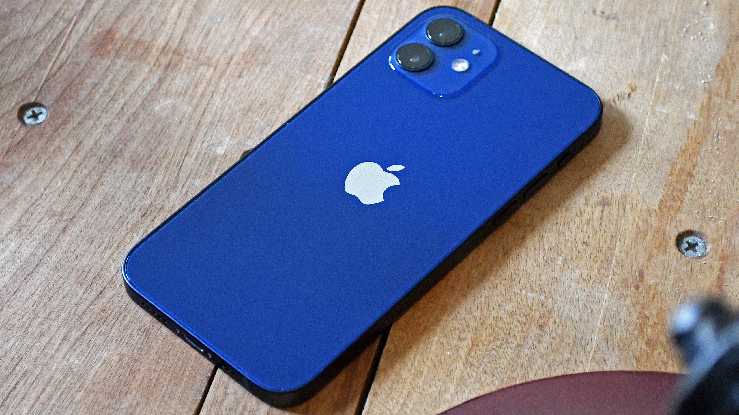 A versão básica do iPhone 12 é vendida no Brasil por R$ 7 mil.