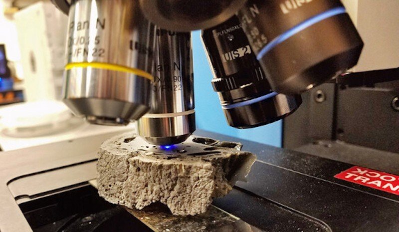 O exame microscópio de pedaços do fulgurito mostrou um composto contendo fósforo em seu interior.