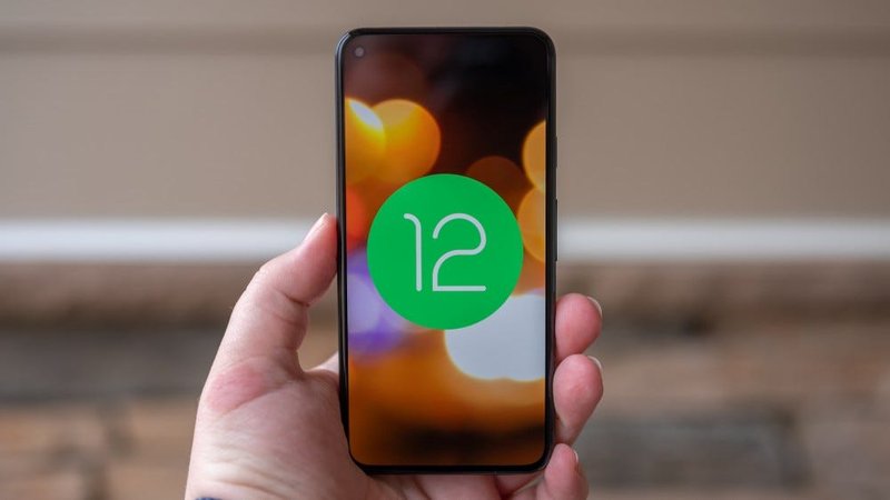 Versão estável do Android 12 ainda vai demorar alguns meses até chegar ao público.