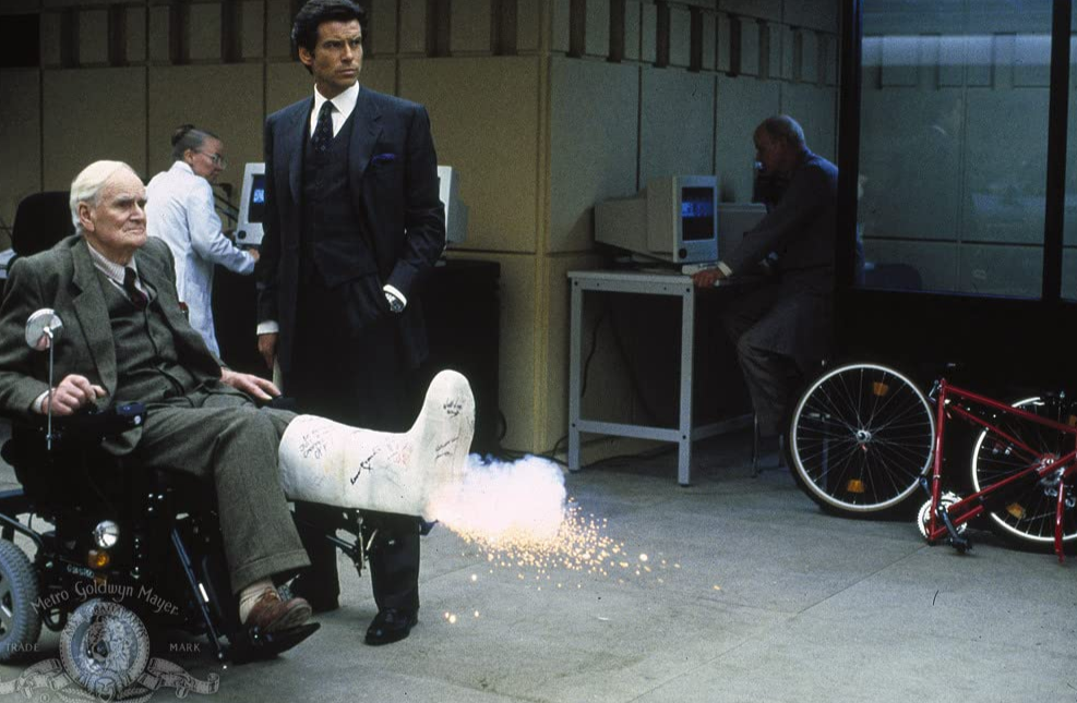 Pierce Brosnan e Desmond Llewelyn em '007 Contra GoldenEye'.