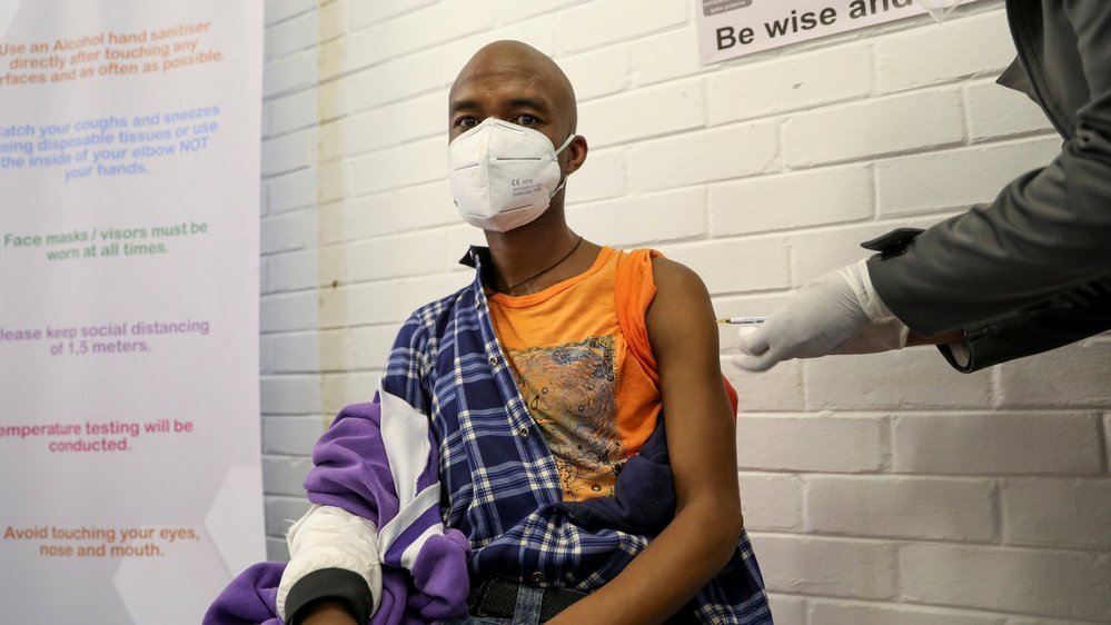 Mesmo palco de testes clínicos, a África do Sul não tem vacinas suficientes para imunizar sua população.