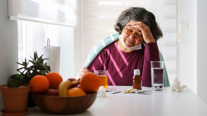 Sintomas de covid-19 podem perdurar pelos meses seguintes à alta médica.