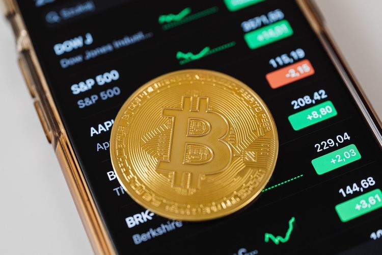 Bitcoin, a criptomoeda mais popular, teve aumento de 4,5% após a notícia.