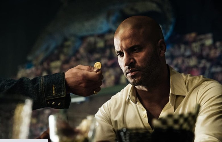 Ricky Whittle protagonizou a série interpretando Shadow Moon. (Starz/Reprodução)