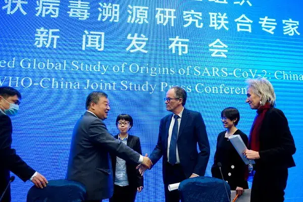 Missão da OMS recebida por autoridades chinesas em Wuhan (Fonte: Aly Song/Reuters/Reprodução)
