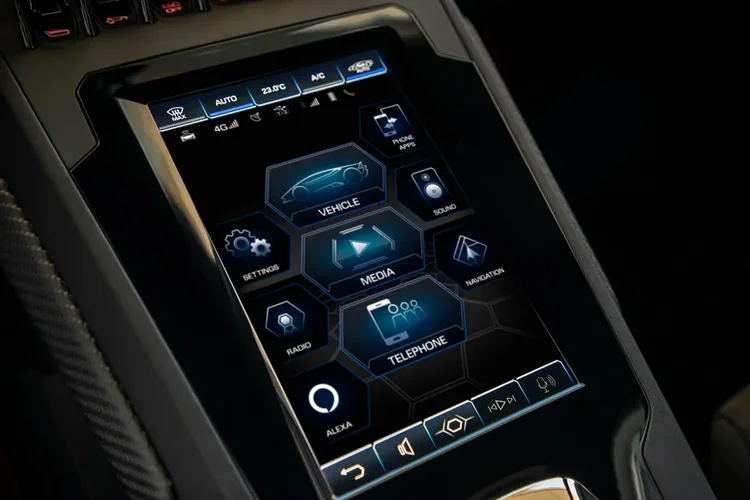 Com a Alexa, o motorista usará menos o painel central do veículo.