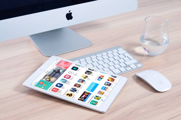 Vários sistemas de CMS criam sites responsivos e compatíveis com o mobile.