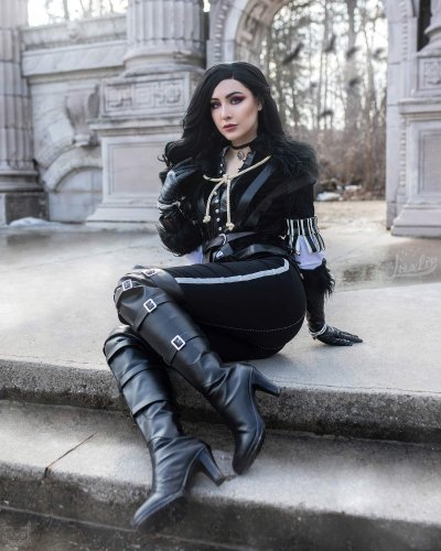 Cosplayer Luxlo encanta pela caracterização da personagem Yennefer