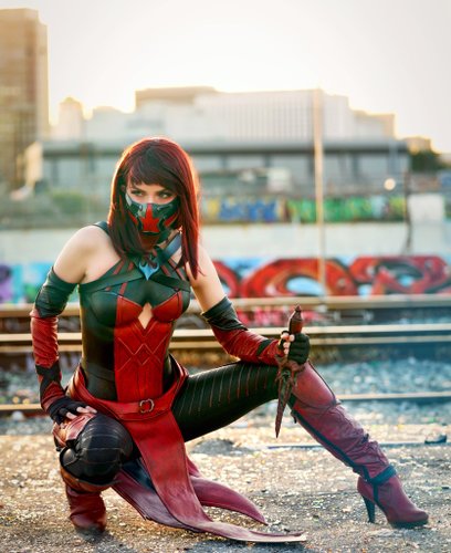 Cosplay da personagem Skarlet encantou até o criador de Mortal Kombat: Ed Boon