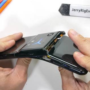 Imagem de Teste: celular gamer da Lenovo quebra ao meio em apenas 2 segundos