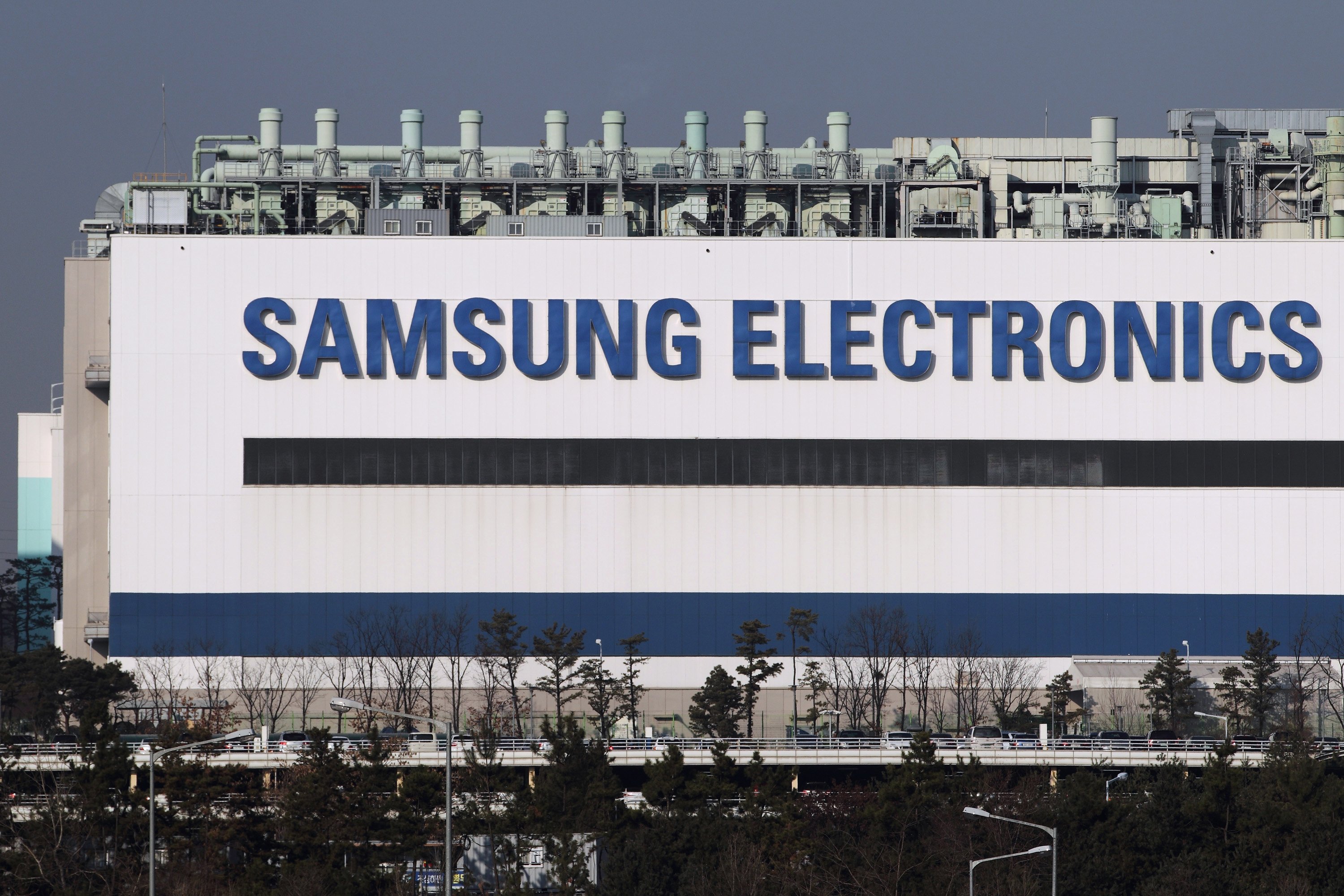 A Samsung também vê dificuldades para atender a produção nos próximos meses.