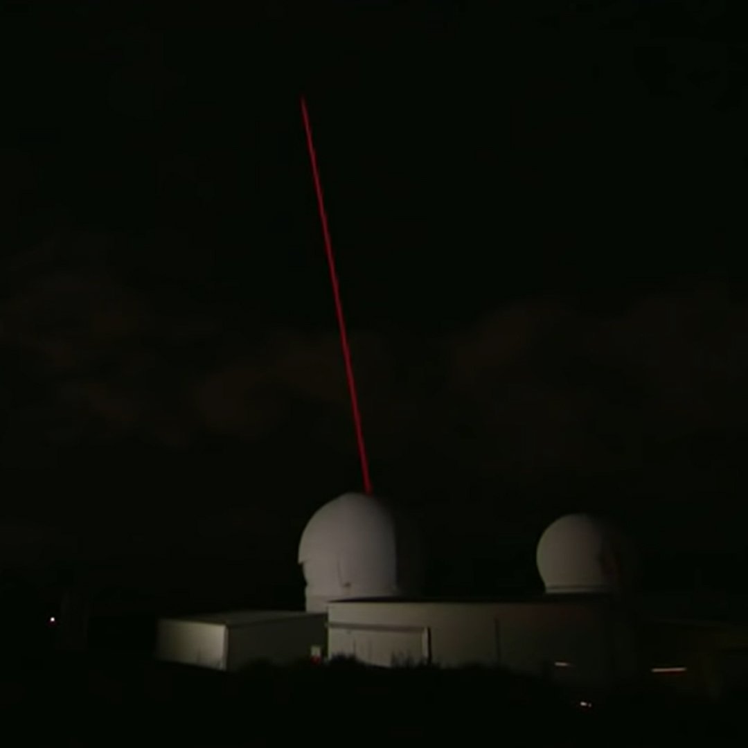 Laser da EOS Space Systems, localizado no Observatório do Monte Stromlo. (Fonte: 9 News Australia, YouTube / Reprodução)