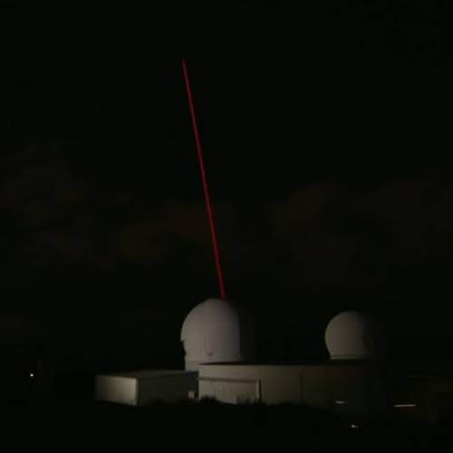 Laser da EOS Space Systems, localizado no Observatório do Monte Stromlo. (Fonte: 9 News Australia, YouTube / Reprodução)