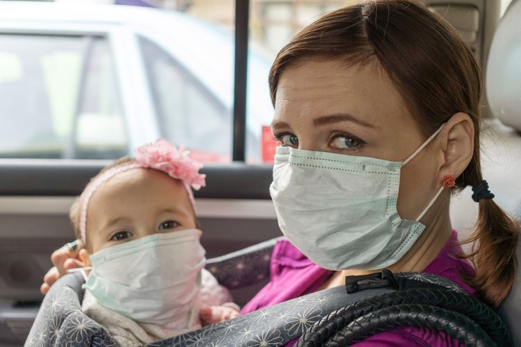 Quanto mais pessoas vivem juntas maiores as chances de contaminação.