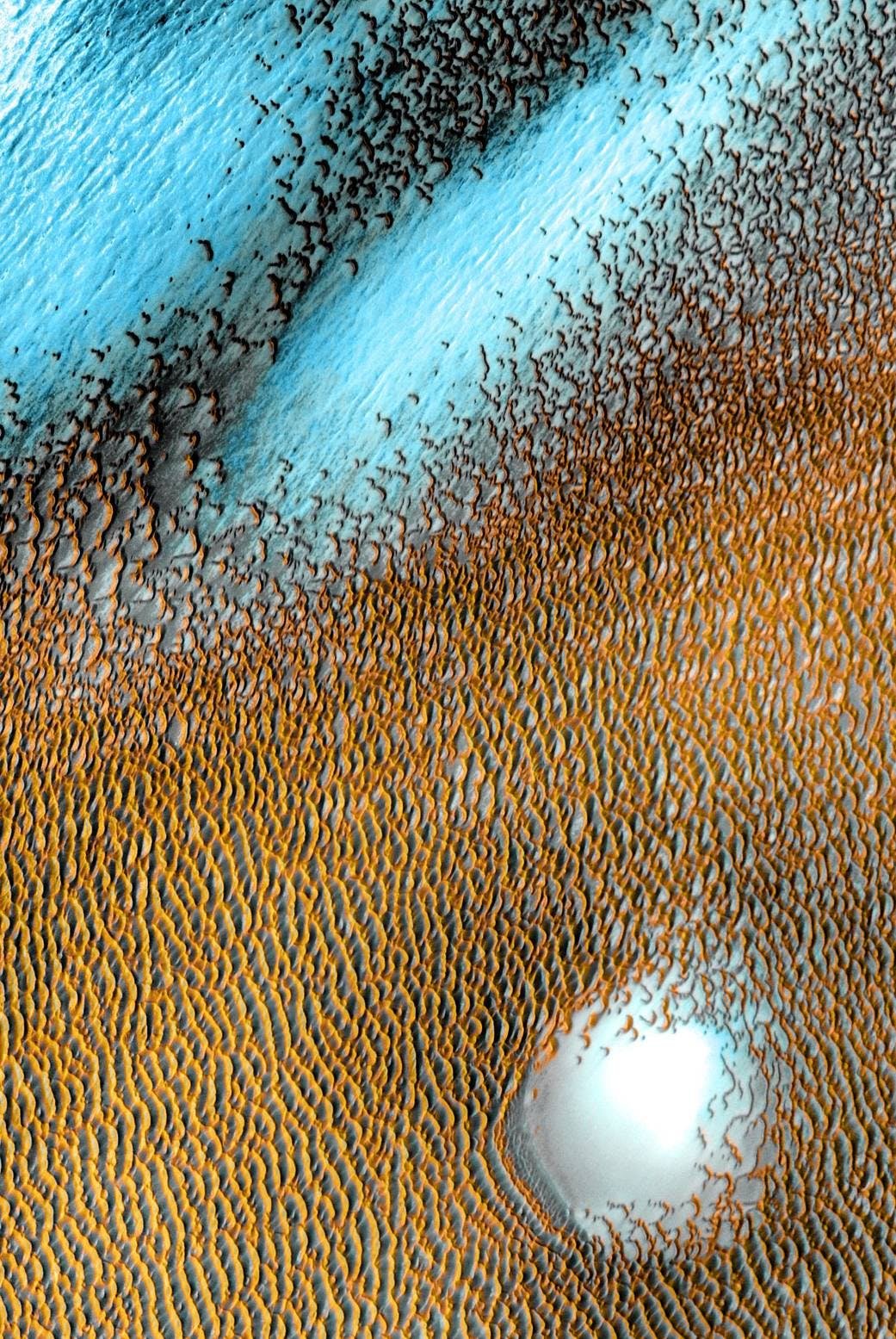 Dunas em Marte. (Fonte: NASA / JPL-Caltech / ASU via Futurism / Reprodução)