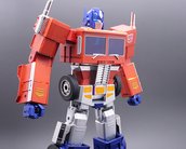 Transformers: colecionável de Optimus Prime se transforma sozinho