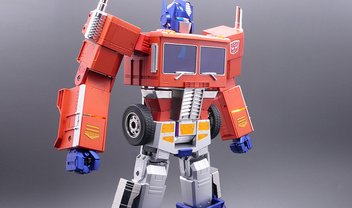 Transformers: colecionável de Optimus Prime se transforma sozinho