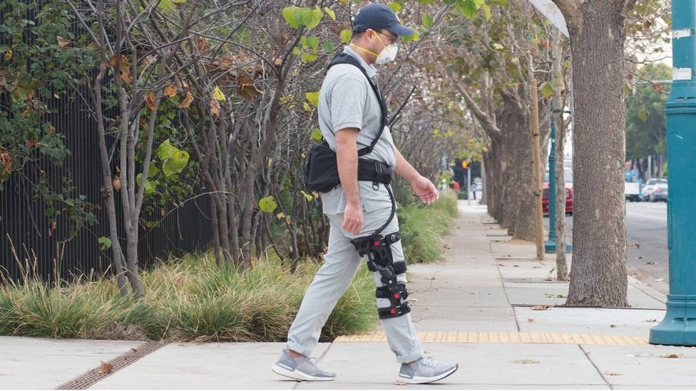 Teste de dispositivo da SuitX para proteger o joelho em caminhadas (Fonte: SuitX/Divulgação)