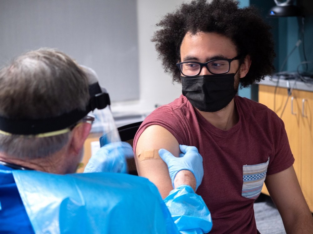 Um voluntário da Universidade do Colorado recebe a primeira dose da vacina.