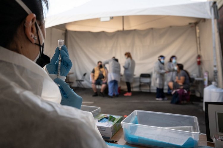 Em São Francisco, Califórnia, uma profissional de saúde prepara uma dose da vacina Pfizer-BioNTech.