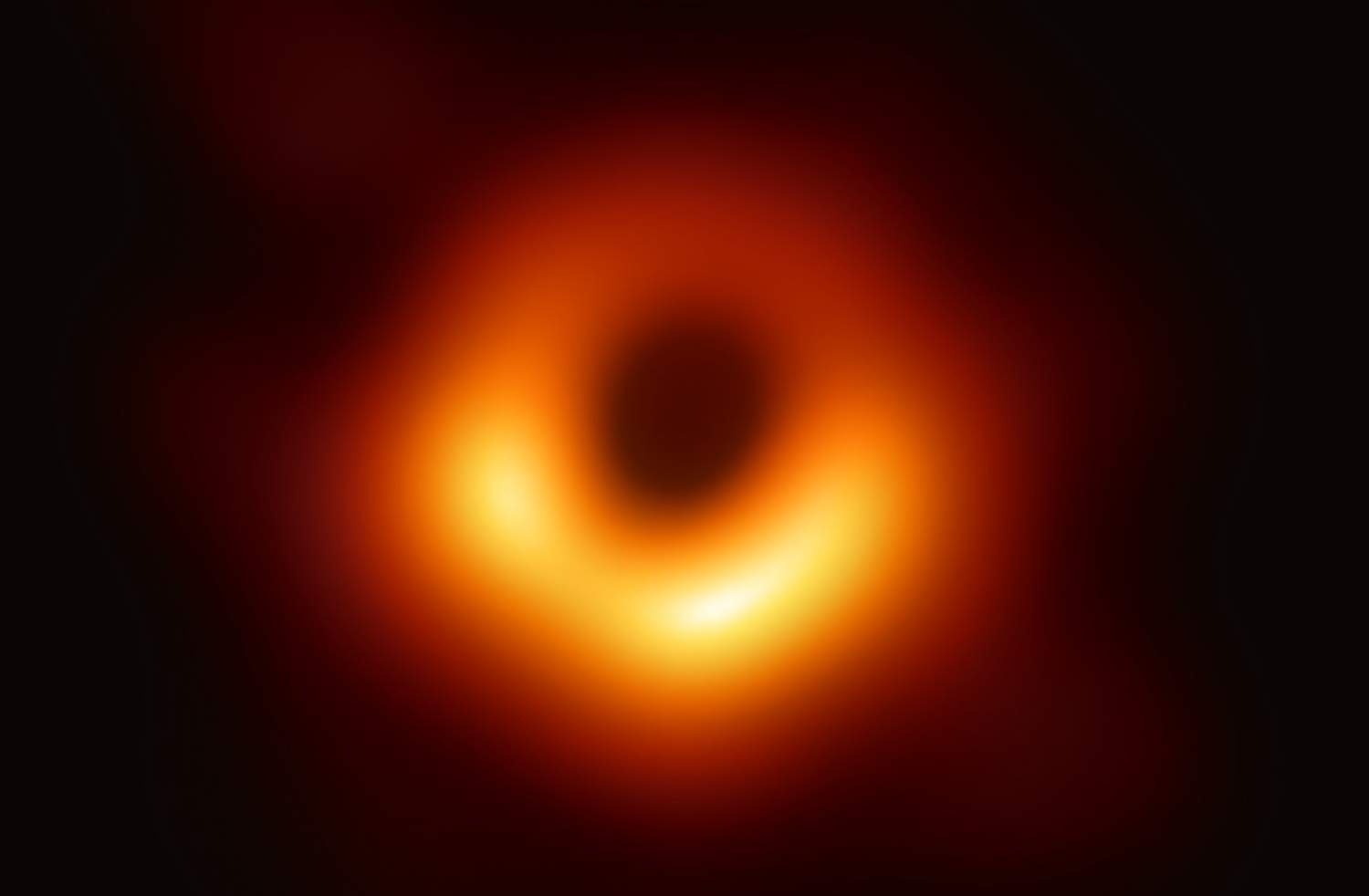 Imagem original do buraco negro na M68 capturado pelo EHT em 2019.