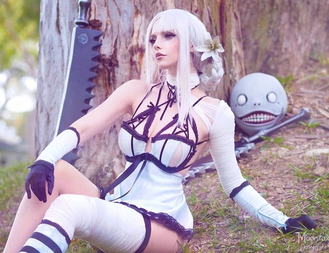 Katyuska Moonfox faz cosplay da personagem Kaine de Nier