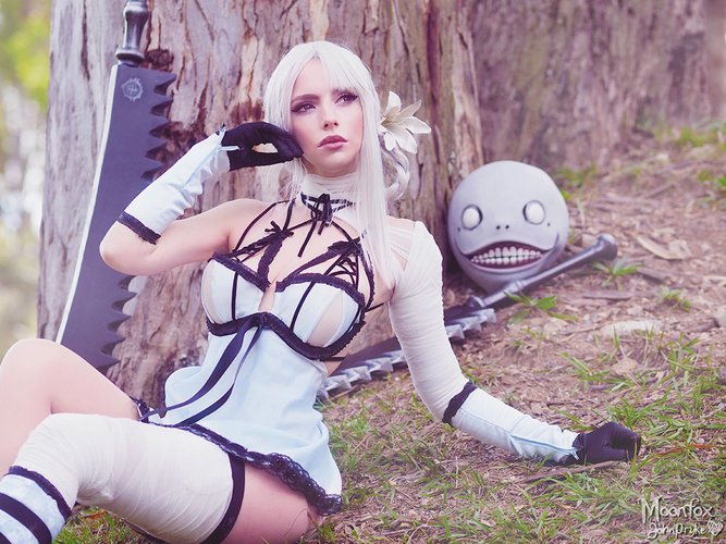 Katyuska Moonfox faz cosplay da personagem Kaine de Nier