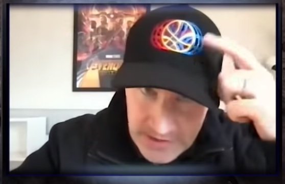 Kevin Feige com novo boné da produção de Doutor Estranho 2