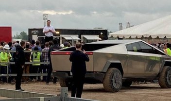 Multidão flagra Elon Musk dirigindo Tesla Cybertruck