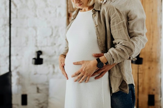 O Centro de Controle de Doenças dos EUA também já alertou sobre os perigos da covid-19 para as grávidas.