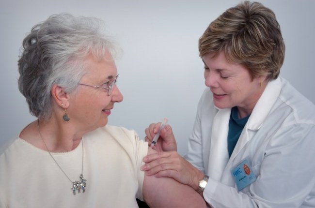 Nos EUA, os idosos também são prioridade na vacinação contra gripe.