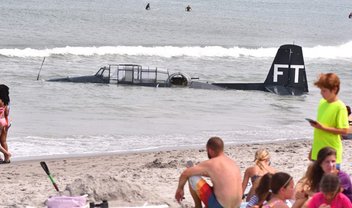 Avião da 2ª Guerra faz pouso perigoso em praia com banhistas [vídeo]