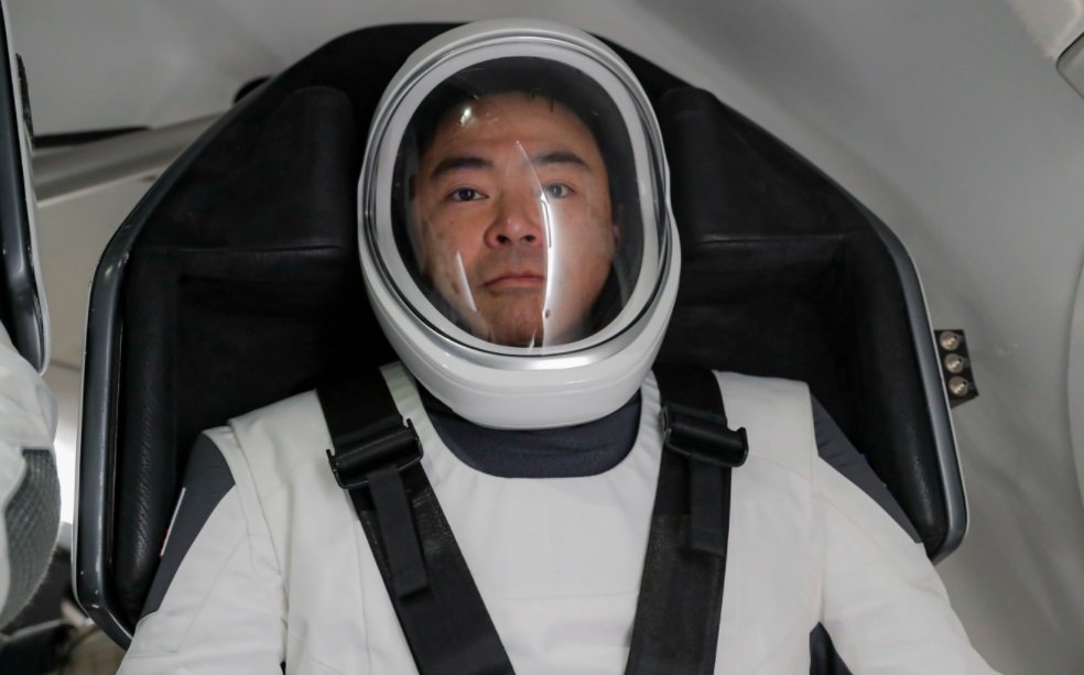 Akihiko em um dos treinamentos, já com a roupa de astronauta.