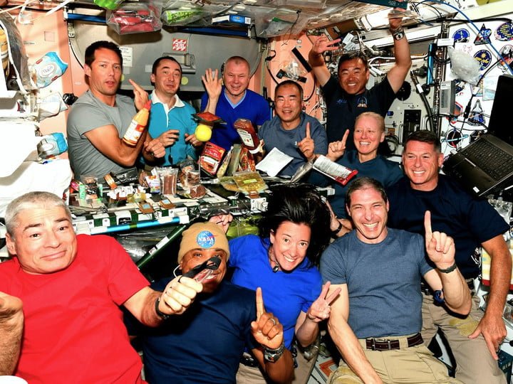 Na imagem, estão astronautas da França, Japão, Rússia e Estados Unidos.