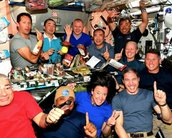 NASA mostra 11 astronautas da ISS reunidos para o jantar