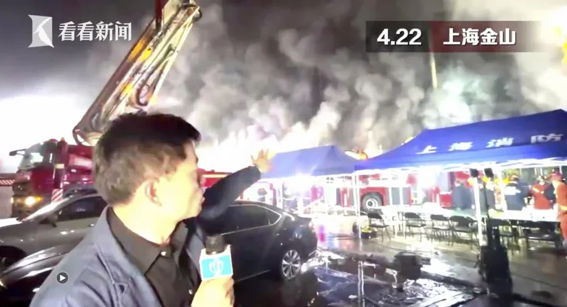 Repórter da emissora Kanka News mostra as chamas do incêndio.