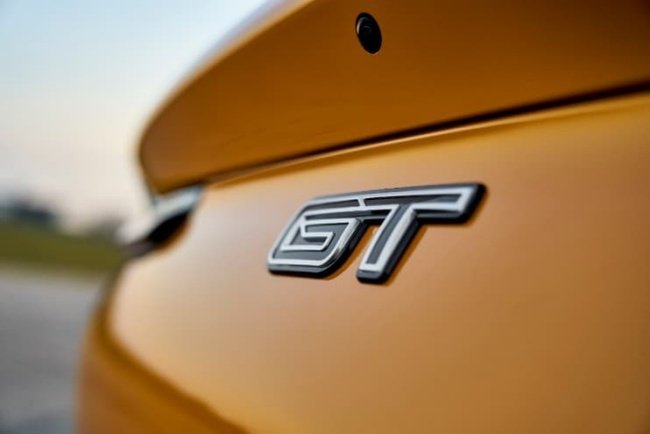 Emblema GT das versões mais potentes.
