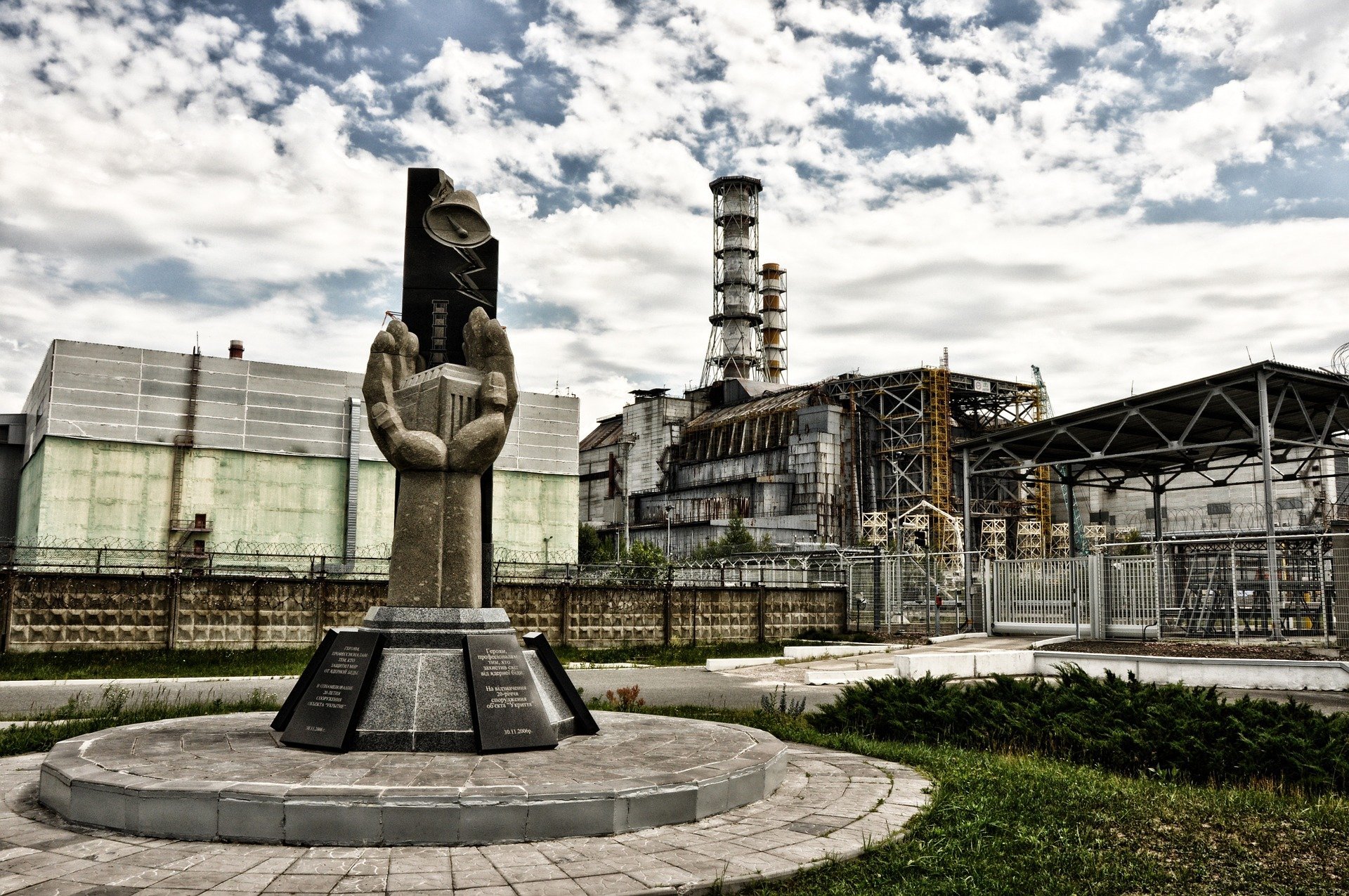 Usina de Chernobyl hoje. Um sarcófago protege a área do reator em que ocorreu o acidente nuclear.