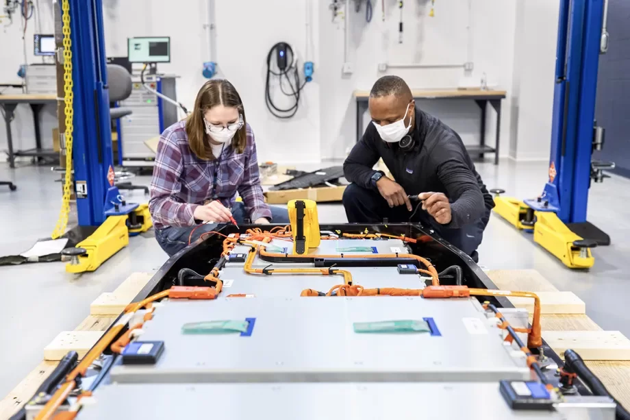 Ford Ion Park realizará pesquisas para fabricação de baterias em grande escala.
