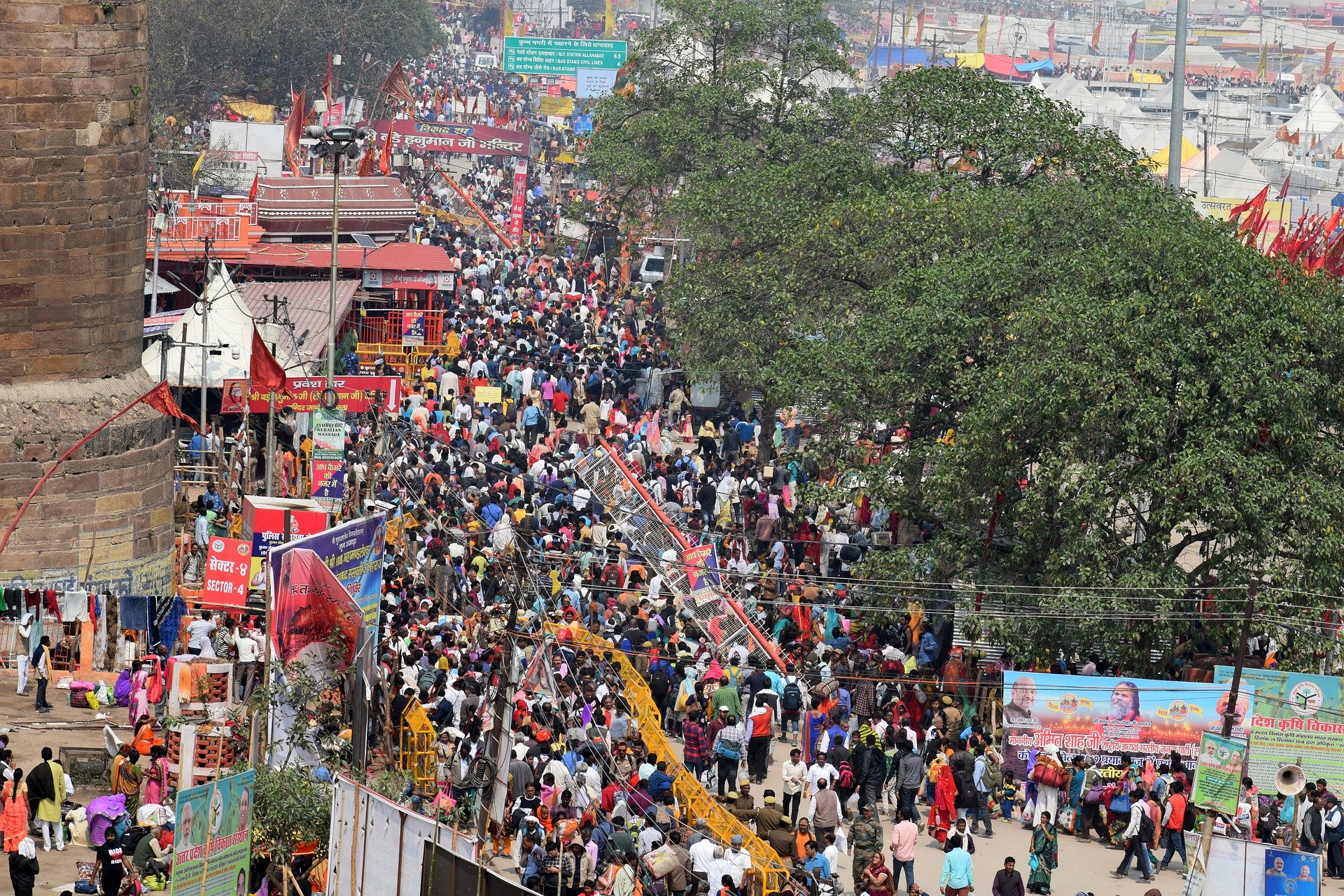 O festival Kumbh Mela reúne milhões de pessoas na Índia.