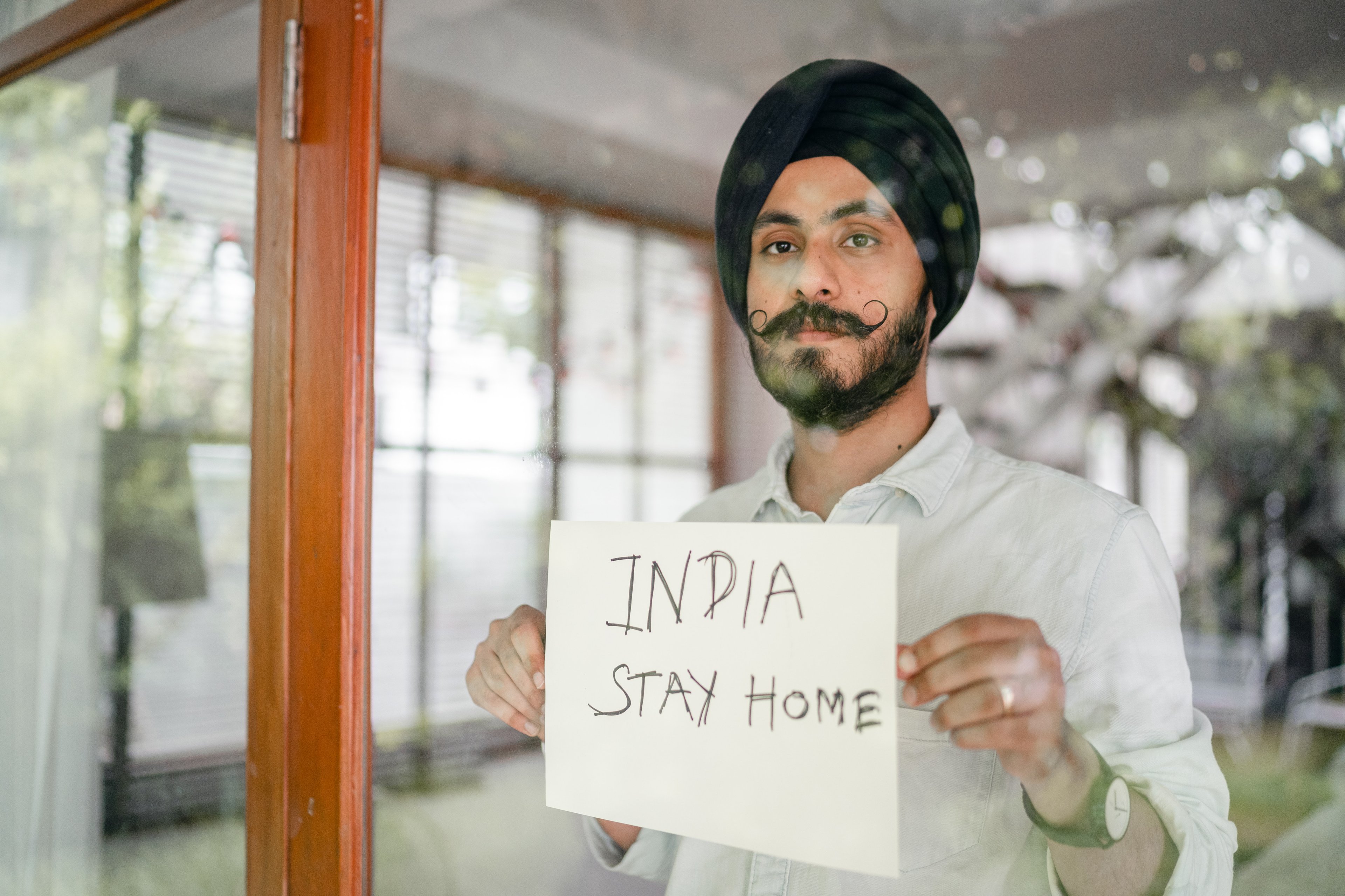 Foto de Ketut Subiyanto, pedindo para que indianos fiquem em casa.