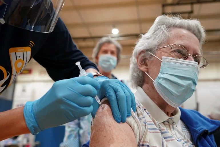 Dois terços da população idosa dos EUA já foi vacinada.