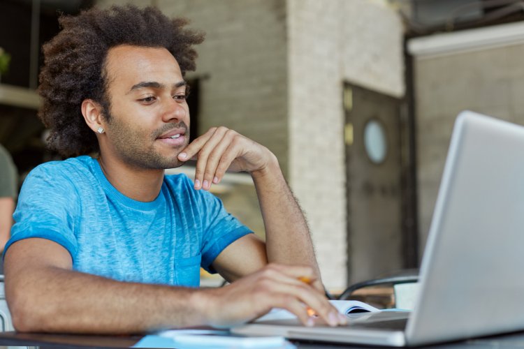 Mais de mil estudantes serão contemplados por iniciativa.