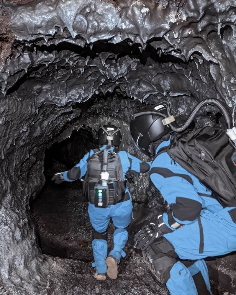 A exploração dos túneis de lava se dão exatamente como aconteceriam em Marte ou na Lua.