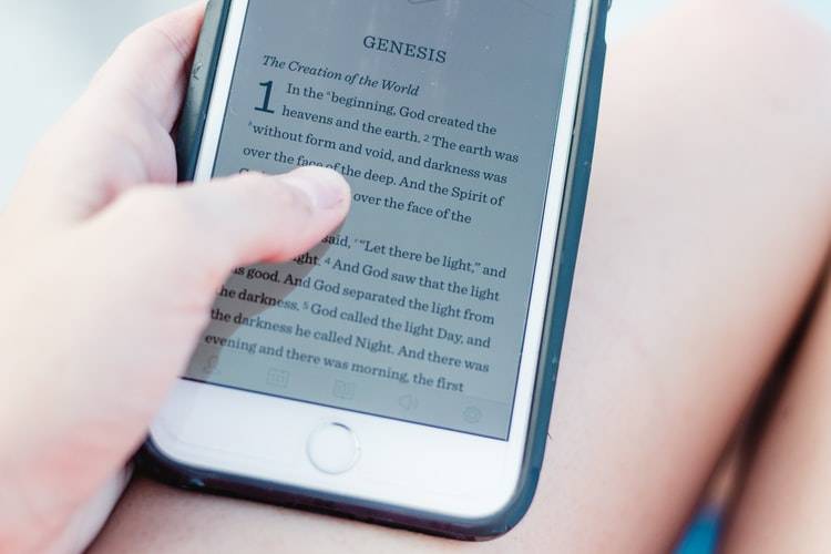 Embora dispositivos dedicados proporcionem mais conforto, os eBooks também podem ser lidos em celulares, tablets e computadores.
