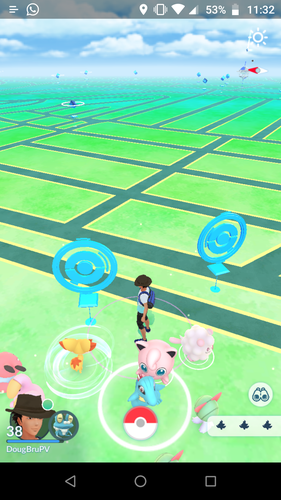 Exemplo de como pode ficar uma Pokéstop dentro de área residencial na esquerda e uma como ponto de interesse público em avenida na direita, sendo este uma academia ao ar livre. (Fonte: TecMundo/Reprodução)