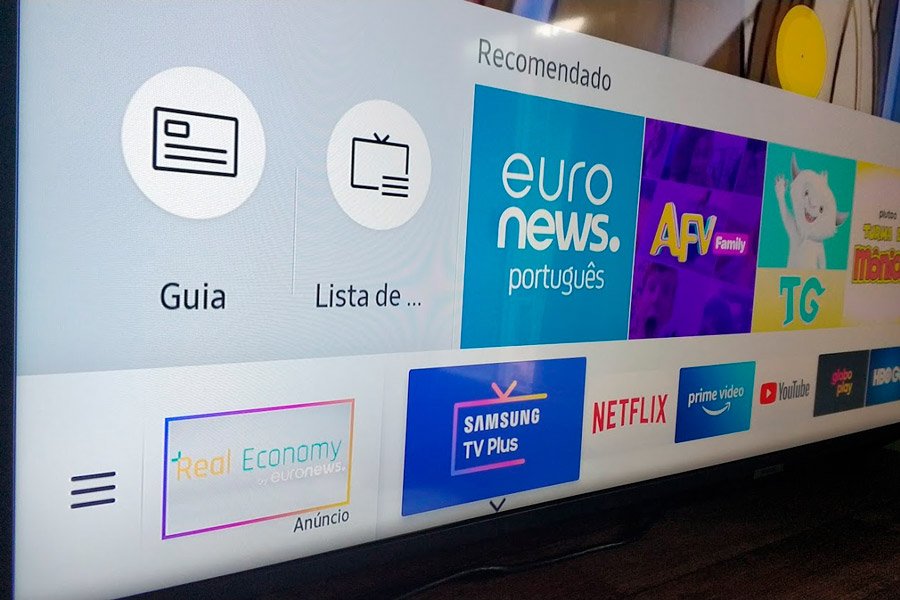 O Samsung TV Plus vem pré-instalado em televisões compatíveis.